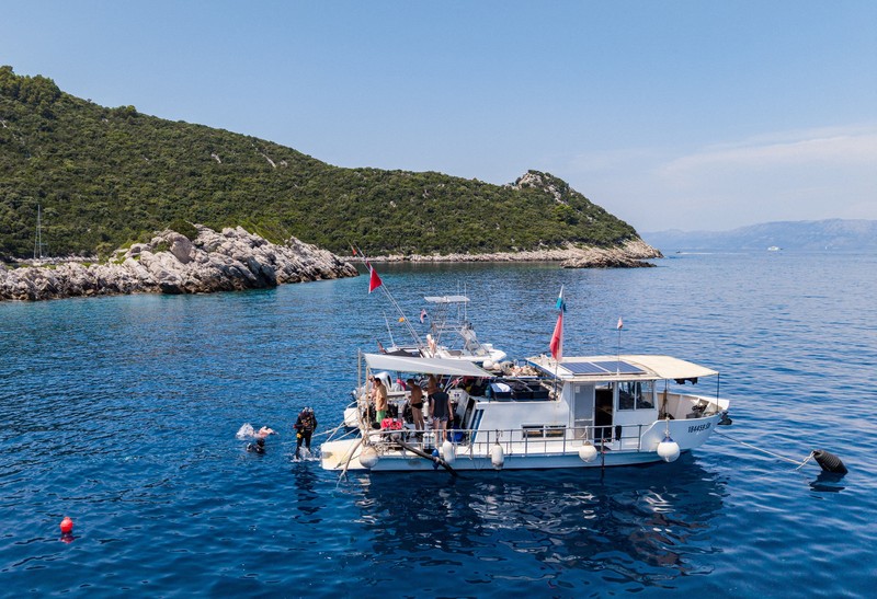 Igor Miholjek, kepala penelitian, Institut Konservasi Kroasia, Departemen Arkeologi Bawah Air, menunjukkan emas yang ditemukan di bangkai kapal Bizantium dekat Polace di pulau Mljet, Kroasia, 21 Juli 2026. (REUTERS/Antonio Bronic)