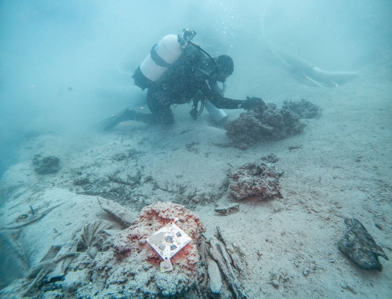 Igor Miholjek, kepala penelitian, Institut Konservasi Kroasia, Departemen Arkeologi Bawah Air, menunjukkan emas yang ditemukan di bangkai kapal Bizantium dekat Polace di pulau Mljet, Kroasia, 21 Juli 2026. (REUTERS/Antonio Bronic)