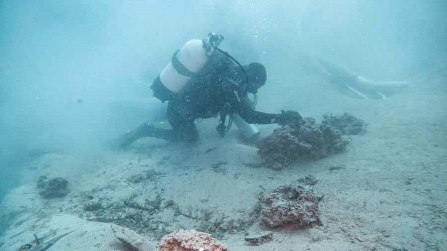Seorang arkeolog bawah air bekerja di bangkai kapal Bizantium dekat Polace di pulau Mljet, Kroasia, 20 Juli 2026.