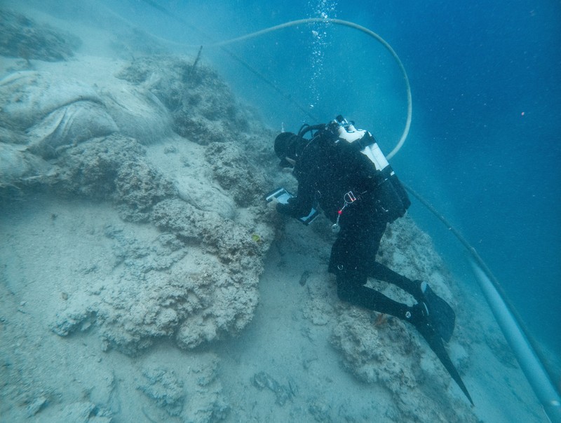 Igor Miholjek, kepala penelitian, Institut Konservasi Kroasia, Departemen Arkeologi Bawah Air, menunjukkan emas yang ditemukan di bangkai kapal Bizantium dekat Polace di pulau Mljet, Kroasia, 21 Juli 2026. (REUTERS/Antonio Bronic)