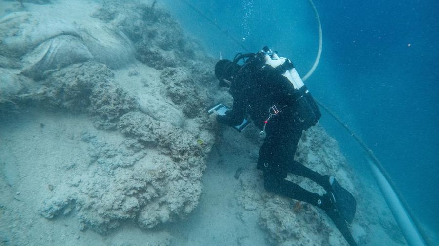 Seorang arkeolog bawah air bekerja di bangkai kapal Bizantium dekat Polace di pulau Mljet, Kroasia, 20 Juli 2026.