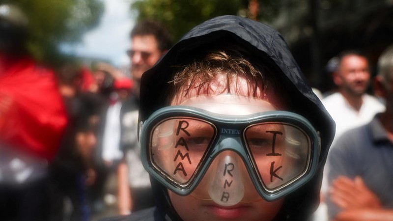 Seorang demonstran mengenakan masker selam bertuliskan