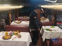 Seorang pengunjung menaiki bus open dining Transjakarta di Kawasan Jakarta Selatan, Kamis (23/7/2026). (CNBC Indonesia/Ferry Sandi)