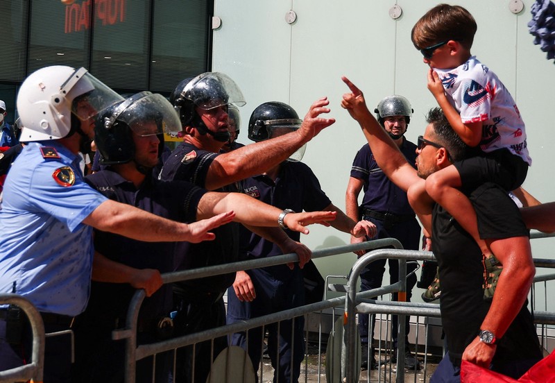 Polisi menggunakan meriam air terhadap para demonstran, menyusul protes selama berminggu-minggu terhadap rencana pembangunan resor mewah yang didukung oleh sebuah perusahaan yang terkait dengan Jared Kushner, menantu Presiden AS Donald Trump, di bagian pesisir Adriatik yang sensitif terhadap lingkungan, di Tirana, Albania, 23 Juli 2026. (REUTERS/Florion Goga)