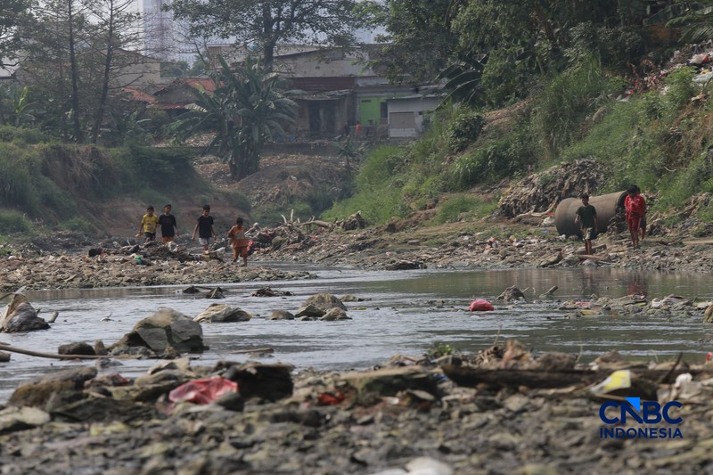 Suasana kondisi air kali bendungan Bekasi di Kawasan Bekasi, Jawa Barat, Kamis, (23/7/2026). (CNBC Indonesia/Muhammad Sabki)
