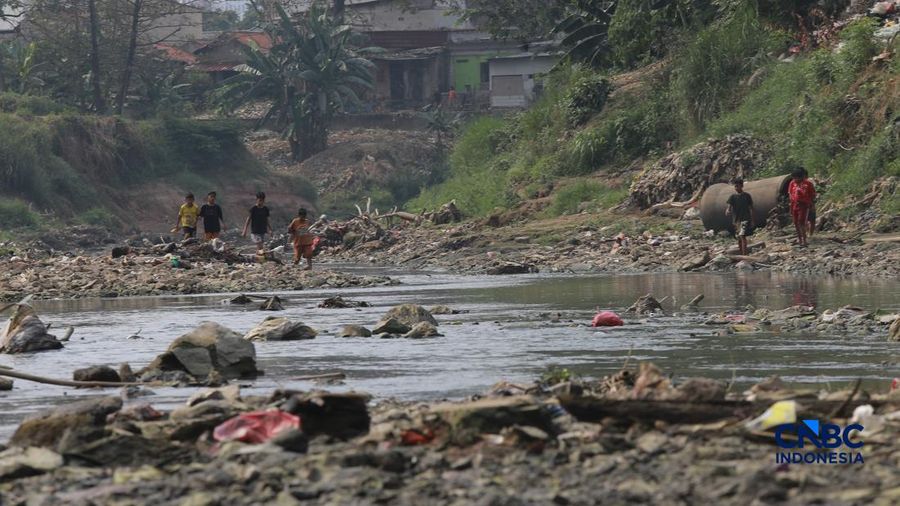 Suasana kondisi air kali bendungan Bekasi di Kawasan Bekasi, Jawa Barat, Kamis, (23/7/2026).