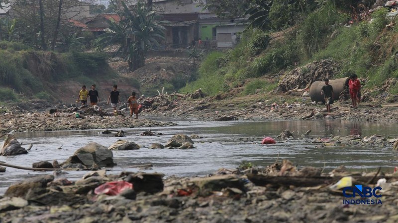Suasana kondisi air kali bendungan Bekasi di Kawasan Bekasi, Jawa Barat, Kamis, (23/7/2026).