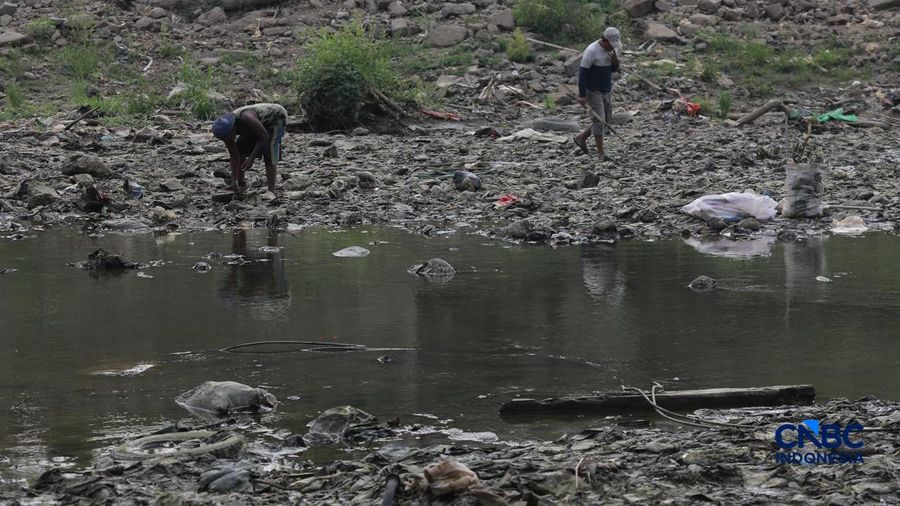 Suasana kondisi air kali bendungan Bekasi di Kawasan Bekasi, Jawa Barat, Kamis, (23/7/2026).