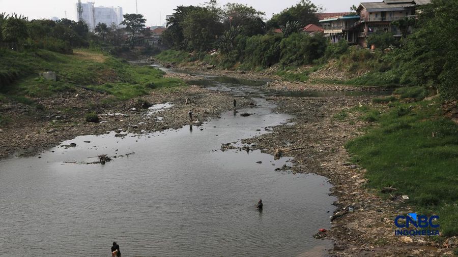 Suasana kondisi air kali bendungan Bekasi di Kawasan Bekasi, Jawa Barat, Kamis, (23/7/2026).