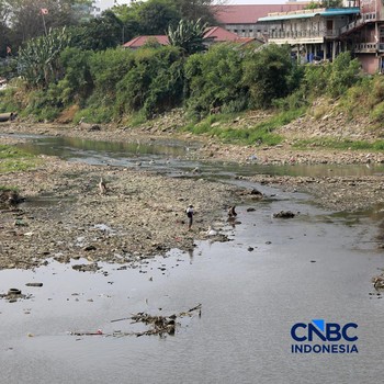 Suasana kondisi air kali bendungan Bekasi di Kawasan Bekasi, Jawa Barat, Kamis, (23/7/2026). (CNBC Indonesia/Muhammad Sabki)