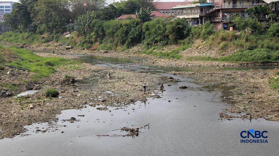 Suasana kondisi air kali bendungan Bekasi di Kawasan Bekasi, Jawa Barat, Kamis, (23/7/2026). (CNBC Indonesia/Muhammad Sabki)