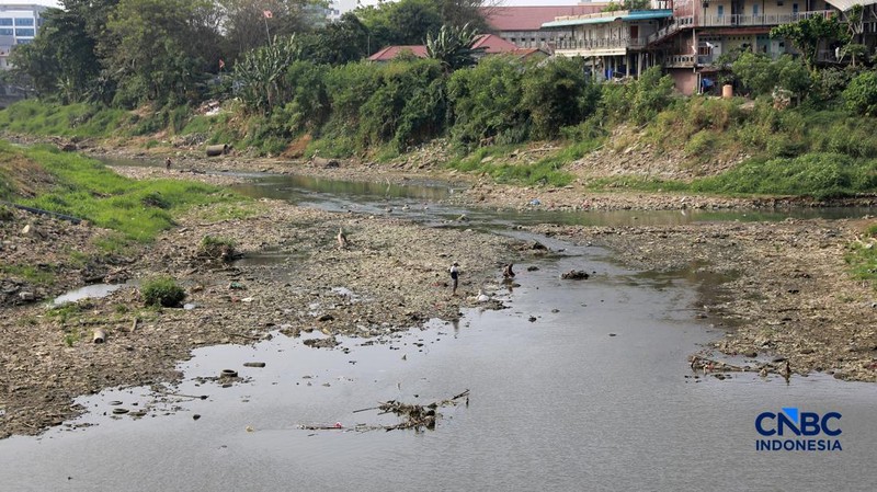 Suasana kondisi air kali bendungan Bekasi di Kawasan Bekasi, Jawa Barat, Kamis, (23/7/2026). (CNBC Indonesia/Muhammad Sabki)