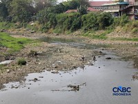 Suasana kondisi air kali bendungan Bekasi di Kawasan Bekasi, Jawa Barat, Kamis, (23/7/2026). (CNBC Indonesia/Muhammad Sabki)