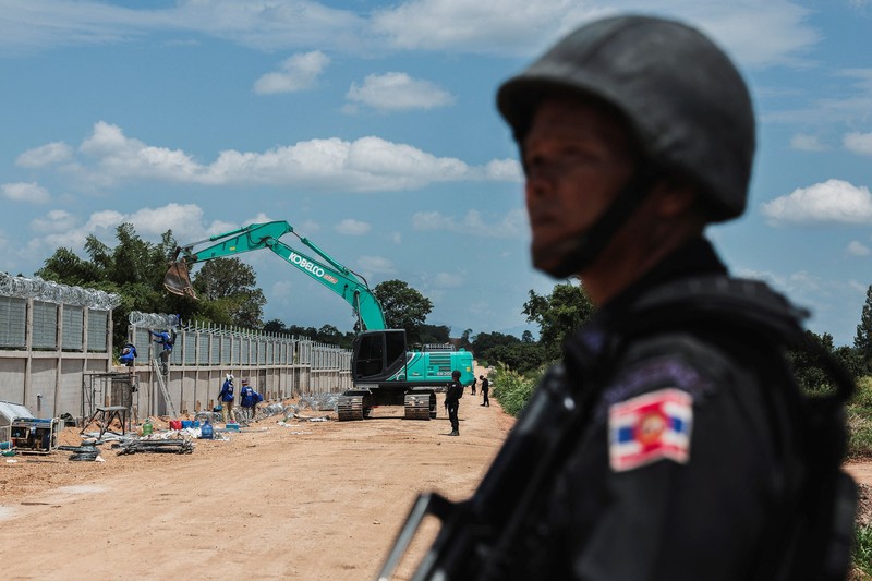 Thailand terus melanjutkan pembangunan pagar perbatasan permanen di sepanjang sebagian perbatasannya dengan Kamboja di tengah ketegangan yang terus berlanjut antara kedua negara tetangga di Asia Tenggara tersebut setelah dua putaran pertempuran tahun lalu. (REUTERS/Chalinee Thirasupa)