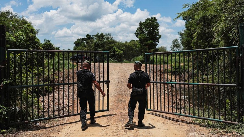 Thailand terus melanjutkan pembangunan pagar perbatasan permanen di sepanjang sebagian perbatasannya dengan Kamboja di tengah ketegangan yang terus berlanjut antara kedua negara tetangga di Asia Tenggara tersebut setelah dua putaran pertempuran tahun lalu. (REUTERS/Chalinee Thirasupa)