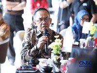 Wakil Direktur Utama Pertamina Patra Niaga, Taufik Adityawarman menyampaikan pemaparan dalam acara Coffe Morning di Parle Senayan, Jakarta, Kamis (23/7/2026). (CNBC Indonesia/Tri Susilo)