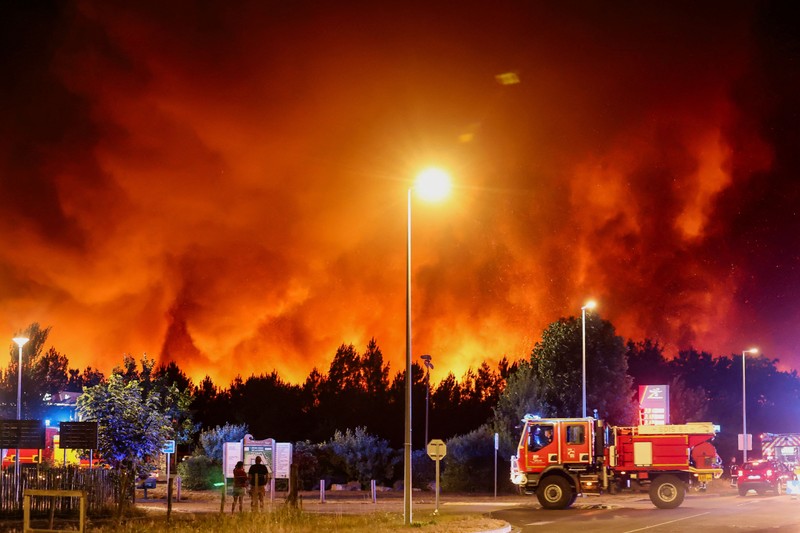 Seorang petugas pemadam kebakaran berupaya memadamkan api saat terjadi kebakaran hutan di Lege-Cap-Ferret di departemen Gironde di tengah memburuknya kondisi kekeringan setelah gelombang panas dan kekurangan air di sebagian besar wilayah Prancis, 23 Juli 2026. (REUTERS/Stephane Mahe)