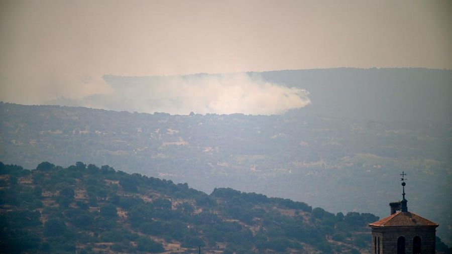 Asap mengepul dari kebakaran hutan di Burgohondo seperti yang terlihat dari Cebreros, Avila, Spanyol, 24 Juli 2026. (REUTERS/Ana Beltran)