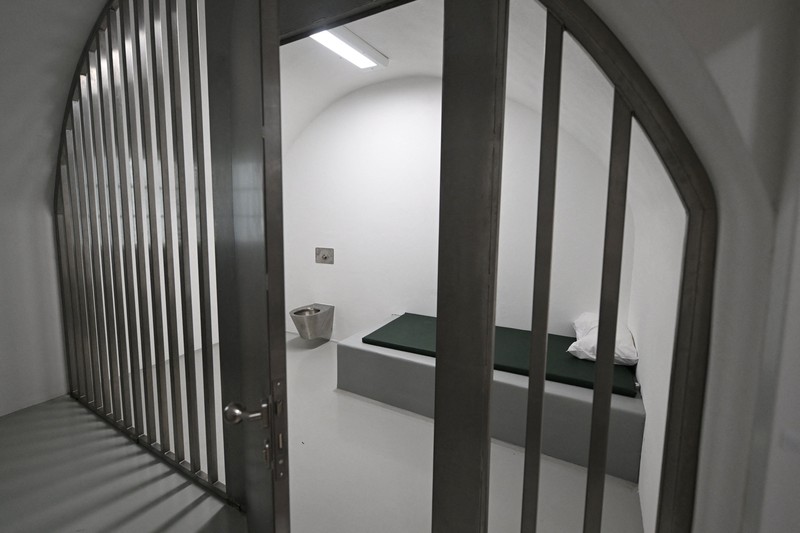 Bangunan yang menjad tempat kelahiran Adolf Hitler yang berlokasi di dekat perbatsan Austria dengan Jerman secara resmi memulai kehidupan baru sebagai kantor polisi pada Rabu (22/7) lalu, sebuah konversi yang diharapkan pemerintah Austria akan mencegahnya menjadi tempat ziarah bagi neo-Nazi. (REUTERS/Gintare Karpaviciute)