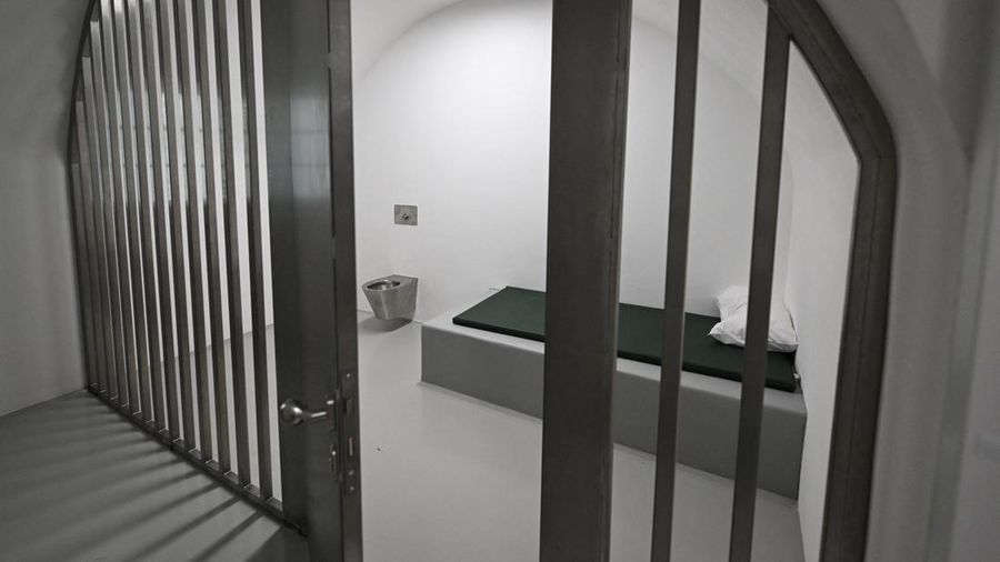 Bangunan yang menjad tempat kelahiran Adolf Hitler yang berlokasi di dekat perbatsan Austria dengan Jerman secara resmi memulai kehidupan baru sebagai kantor polisi pada Rabu (22/7) lalu, sebuah konversi yang diharapkan pemerintah Austria akan mencegahnya menjadi tempat ziarah bagi neo-Nazi. (REUTERS/Gintare Karpaviciute)