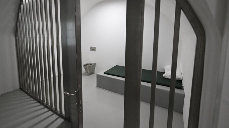 Bangunan yang menjad tempat kelahiran Adolf Hitler yang berlokasi di dekat perbatsan Austria dengan Jerman secara resmi memulai kehidupan baru sebagai kantor polisi pada Rabu (22/7) lalu, sebuah konversi yang diharapkan pemerintah Austria akan mencegahnya menjadi tempat ziarah bagi neo-Nazi. (REUTERS/Gintare Karpaviciute)