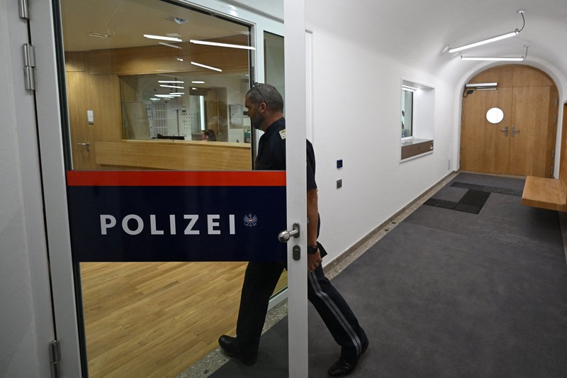 Bangunan yang menjad tempat kelahiran Adolf Hitler yang berlokasi di dekat perbatsan Austria dengan Jerman secara resmi memulai kehidupan baru sebagai kantor polisi pada Rabu (22/7) lalu, sebuah konversi yang diharapkan pemerintah Austria akan mencegahnya menjadi tempat ziarah bagi neo-Nazi. (REUTERS/Gintare Karpaviciute)