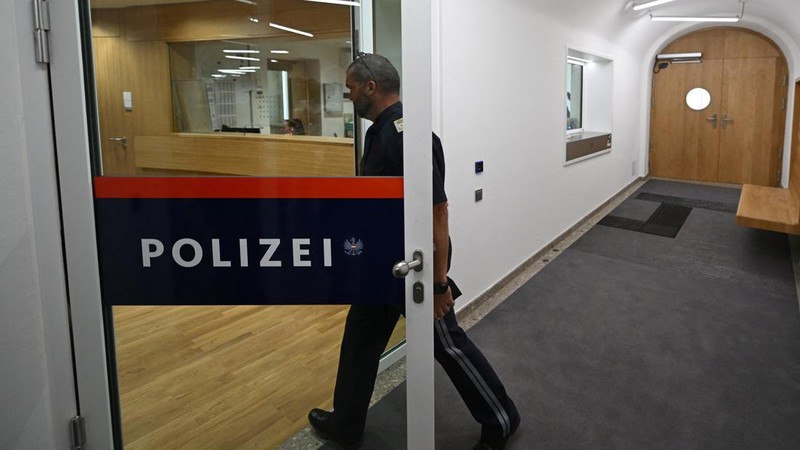 Bangunan yang menjad tempat kelahiran Adolf Hitler yang berlokasi di dekat perbatsan Austria dengan Jerman secara resmi memulai kehidupan baru sebagai kantor polisi pada Rabu (22/7) lalu, sebuah konversi yang diharapkan pemerintah Austria akan mencegahnya menjadi tempat ziarah bagi neo-Nazi. (REUTERS/Gintare Karpaviciute)