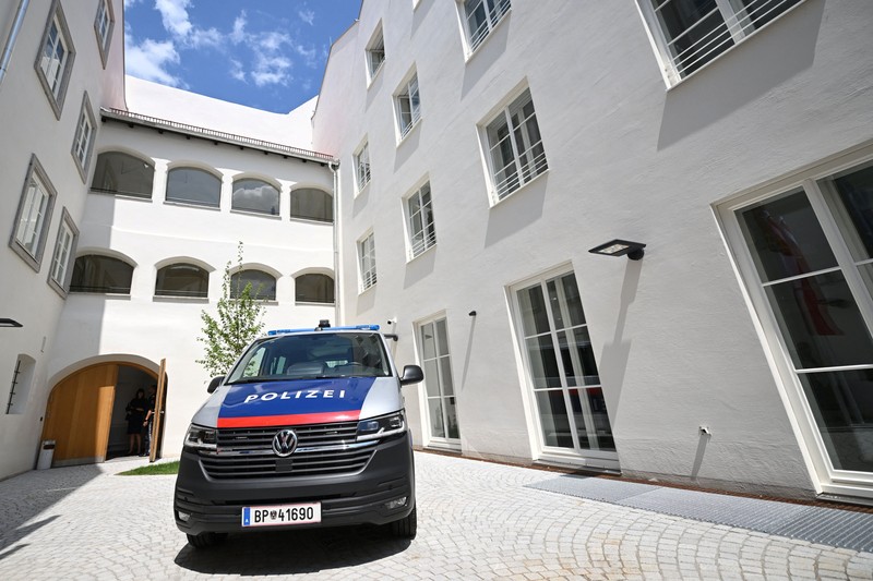 Bangunan yang menjad tempat kelahiran Adolf Hitler yang berlokasi di dekat perbatsan Austria dengan Jerman secara resmi memulai kehidupan baru sebagai kantor polisi pada Rabu (22/7) lalu, sebuah konversi yang diharapkan pemerintah Austria akan mencegahnya menjadi tempat ziarah bagi neo-Nazi. (REUTERS/Gintare Karpaviciute)