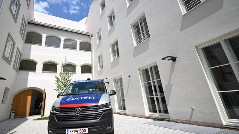 Bangunan yang menjad tempat kelahiran Adolf Hitler yang berlokasi di dekat perbatsan Austria dengan Jerman secara resmi memulai kehidupan baru sebagai kantor polisi pada Rabu (22/7) lalu, sebuah konversi yang diharapkan pemerintah Austria akan mencegahnya menjadi tempat ziarah bagi neo-Nazi. (REUTERS/Gintare Karpaviciute)