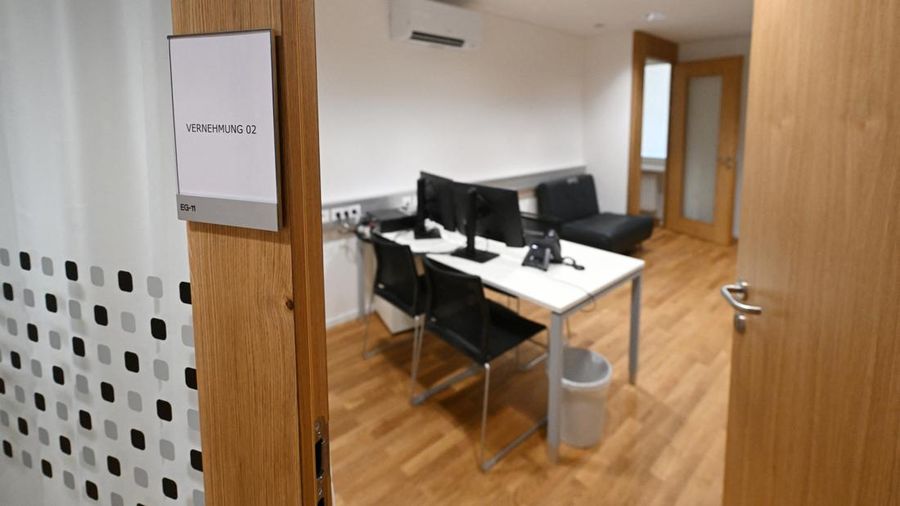 Bangunan yang menjad tempat kelahiran Adolf Hitler yang berlokasi di dekat perbatsan Austria dengan Jerman secara resmi memulai kehidupan baru sebagai kantor polisi pada Rabu (22/7) lalu, sebuah konversi yang diharapkan pemerintah Austria akan mencegahnya menjadi tempat ziarah bagi neo-Nazi. (REUTERS/Gintare Karpaviciute)