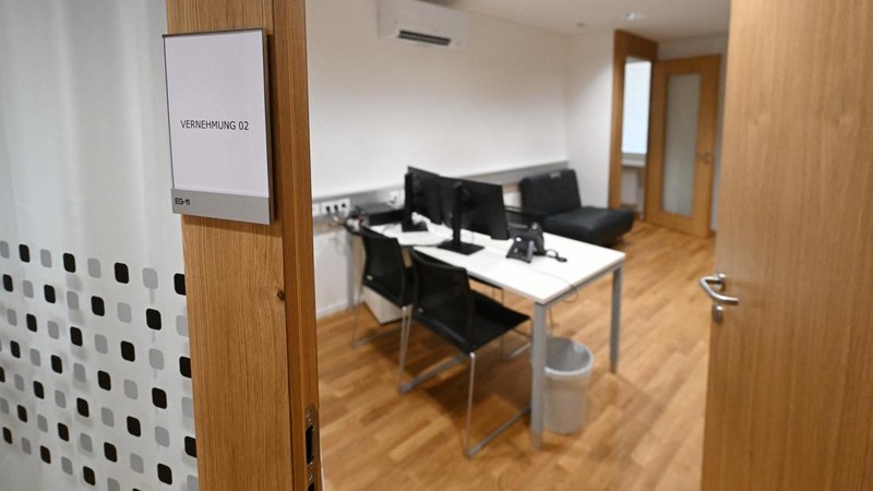 Bangunan yang menjad tempat kelahiran Adolf Hitler yang berlokasi di dekat perbatsan Austria dengan Jerman secara resmi memulai kehidupan baru sebagai kantor polisi pada Rabu (22/7) lalu, sebuah konversi yang diharapkan pemerintah Austria akan mencegahnya menjadi tempat ziarah bagi neo-Nazi. (REUTERS/Gintare Karpaviciute)