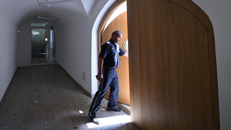 Bangunan yang menjad tempat kelahiran Adolf Hitler yang berlokasi di dekat perbatsan Austria dengan Jerman secara resmi memulai kehidupan baru sebagai kantor polisi pada Rabu (22/7) lalu, sebuah konversi yang diharapkan pemerintah Austria akan mencegahnya menjadi tempat ziarah bagi neo-Nazi. (REUTERS/Gintare Karpaviciute)