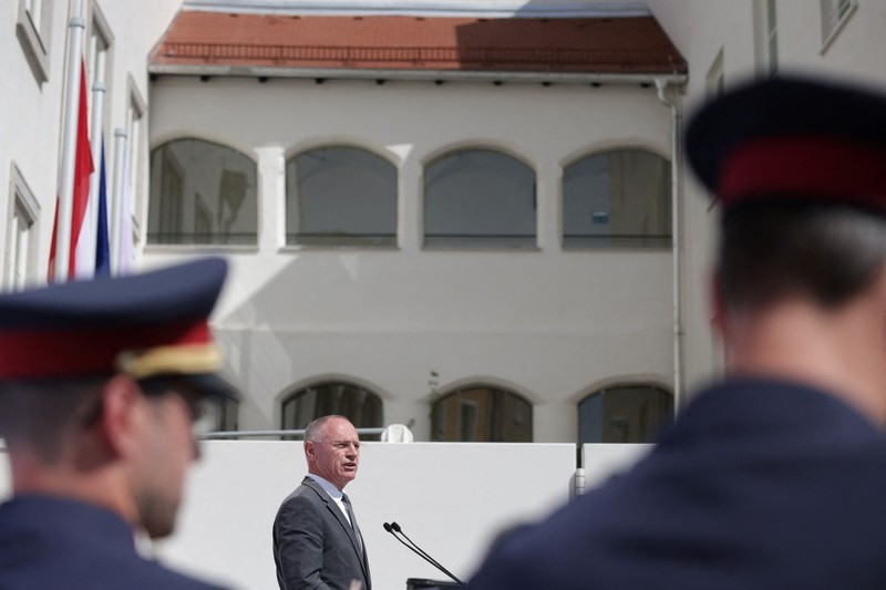 Bangunan yang menjad tempat kelahiran Adolf Hitler yang berlokasi di dekat perbatsan Austria dengan Jerman secara resmi memulai kehidupan baru sebagai kantor polisi pada Rabu (22/7) lalu, sebuah konversi yang diharapkan pemerintah Austria akan mencegahnya menjadi tempat ziarah bagi neo-Nazi. (REUTERS/Gintare Karpaviciute)
