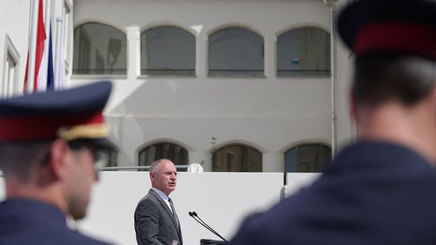 Bangunan yang menjad tempat kelahiran Adolf Hitler yang berlokasi di dekat perbatsan Austria dengan Jerman secara resmi memulai kehidupan baru sebagai kantor polisi pada Rabu (22/7) lalu, sebuah konversi yang diharapkan pemerintah Austria akan mencegahnya menjadi tempat ziarah bagi neo-Nazi. (REUTERS/Gintare Karpaviciute)