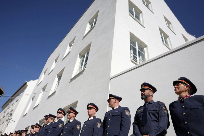 Bangunan yang menjad tempat kelahiran Adolf Hitler yang berlokasi di dekat perbatsan Austria dengan Jerman secara resmi memulai kehidupan baru sebagai kantor polisi pada Rabu (22/7) lalu, sebuah konversi yang diharapkan pemerintah Austria akan mencegahnya menjadi tempat ziarah bagi neo-Nazi. (REUTERS/Gintare Karpaviciute)