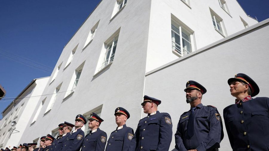 Bangunan yang menjad tempat kelahiran Adolf Hitler yang berlokasi di dekat perbatsan Austria dengan Jerman secara resmi memulai kehidupan baru sebagai kantor polisi pada Rabu (22/7) lalu, sebuah konversi yang diharapkan pemerintah Austria akan mencegahnya menjadi tempat ziarah bagi neo-Nazi. (REUTERS/Gintare Karpaviciute)