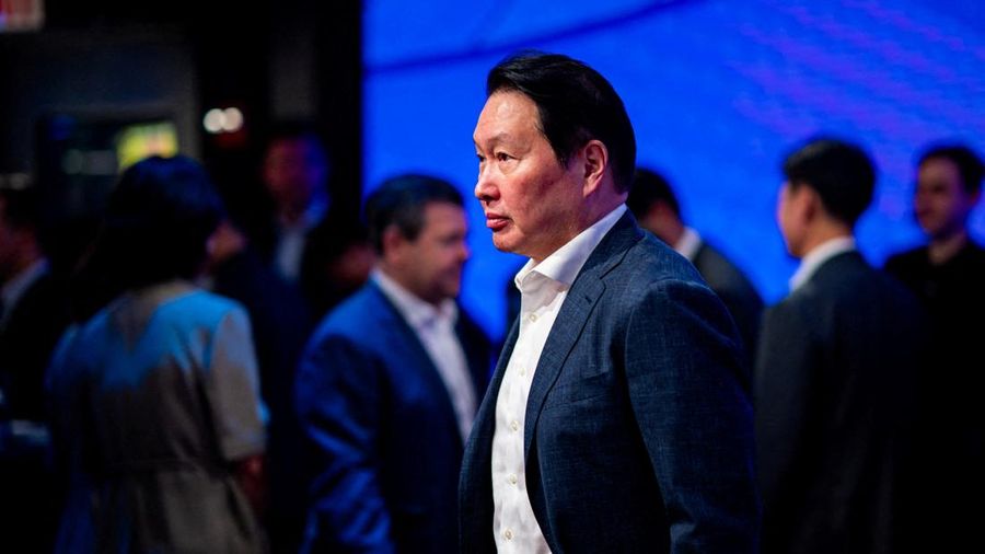 Chey Tae-won, ketua SK Group, menghadiri upacara pembukaan perdagangan saham perusahaan semikonduktor dan chip memori SK Hynix di pasar Nasdaq pada hari IPO mereka di New York City, AS, 10 Juli 2026. (REUTERS/Angelina Katsanis)