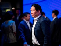 Chey Tae-won, ketua SK Group, menghadiri upacara pembukaan perdagangan saham perusahaan semikonduktor dan chip memori SK Hynix di pasar Nasdaq pada hari IPO mereka di New York City, AS, 10 Juli 2026. (REUTERS/Angelina Katsanis)