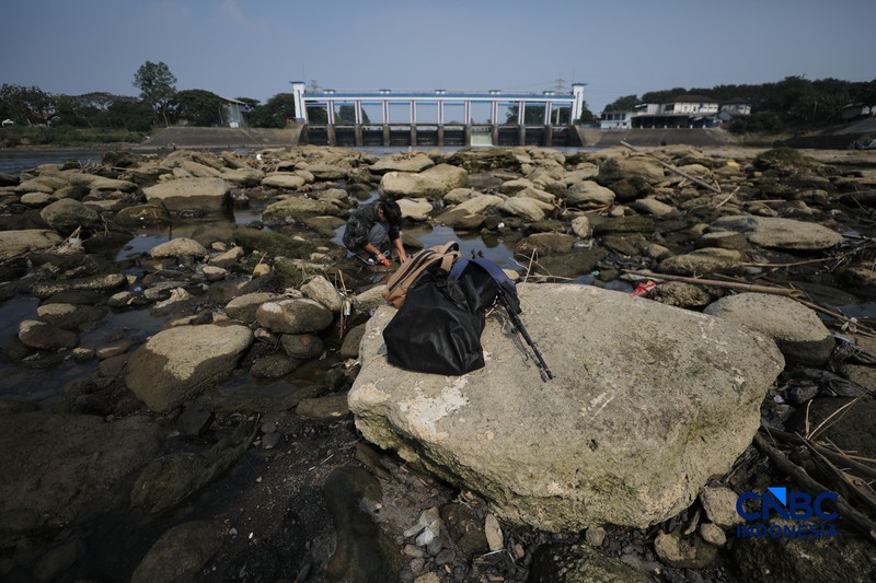 Dampak kemarau panjang membuat aliran Sungai Cisadane pintu 10 di Kota Tangerang, Banten menyusut drastis, Jumat (24/7/2026). (CNBC Indonesia/Tri Susilo)