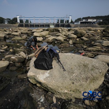 Dampak kemarau panjang membuat aliran Sungai Cisadane pintu 10 di Kota Tangerang, Banten menyusut drastis, Jumat (24/7/2026). (CNBC Indonesia/Tri Susilo)