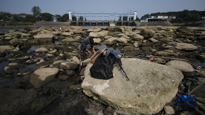 Dampak kemarau panjang membuat aliran Sungai Cisadane pintu 10 di Kota Tangerang, Banten menyusut drastis, Jumat (24/7/2026). (CNBC Indonesia/Tri Susilo)