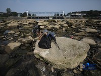 Dampak kemarau panjang membuat aliran Sungai Cisadane pintu 10 di Kota Tangerang, Banten menyusut drastis, Jumat (24/7/2026). (CNBC Indonesia/Tri Susilo)