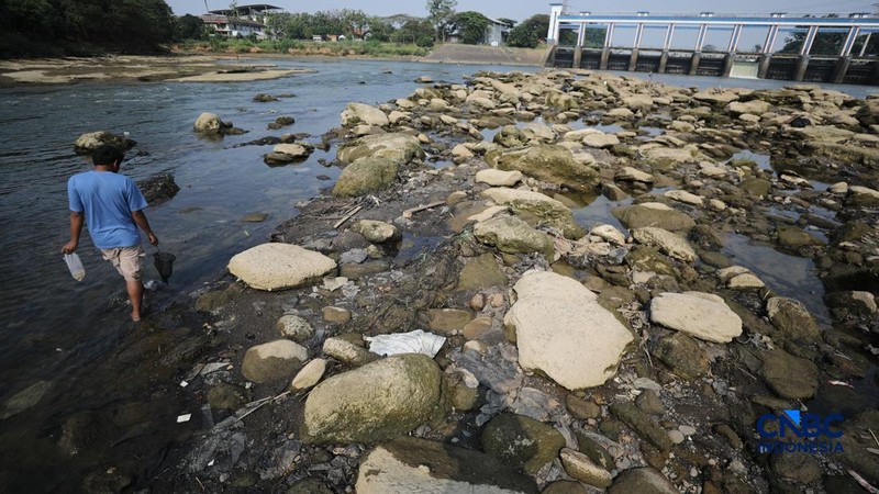 Dampak kemarau panjang membuat aliran Sungai Cisadane pintu 10 di Kota Tangerang, Banten menyusut drastis, Jumat (24/7/2026).
