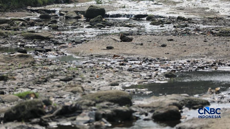 Dampak kemarau panjang membuat aliran Sungai Cisadane pintu 10 di Kota Tangerang, Banten menyusut drastis, Jumat (24/7/2026).