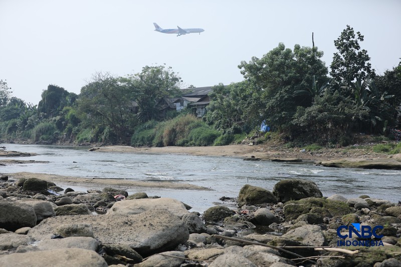 Dampak kemarau panjang membuat aliran Sungai Cisadane pintu 10 di Kota Tangerang, Banten menyusut drastis, Jumat (24/7/2026). (CNBC Indonesia/Tri Susilo)