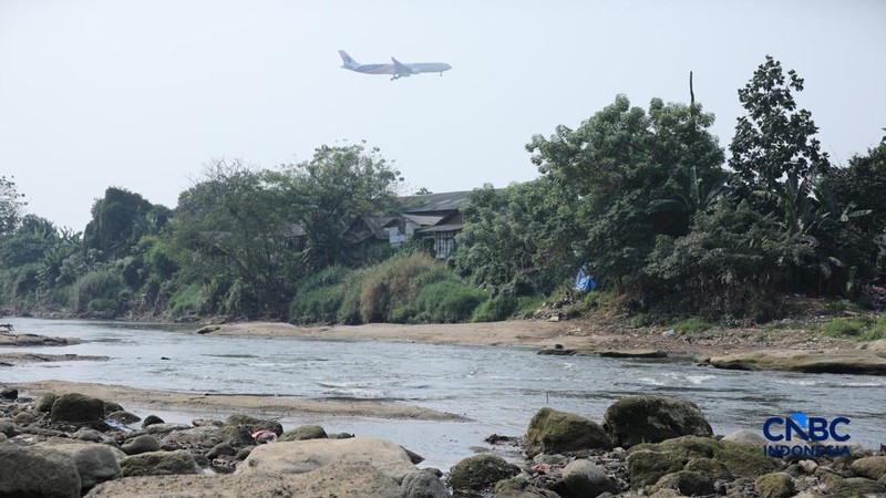 Dampak kemarau panjang membuat aliran Sungai Cisadane pintu 10 di Kota Tangerang, Banten menyusut drastis, Jumat (24/7/2026).