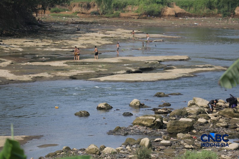 Dampak kemarau panjang membuat aliran Sungai Cisadane pintu 10 di Kota Tangerang, Banten menyusut drastis, Jumat (24/7/2026). (CNBC Indonesia/Tri Susilo)