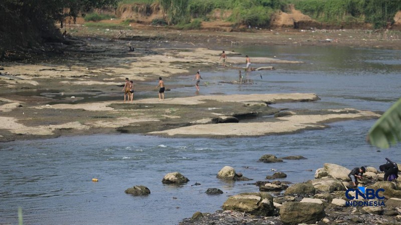 Dampak kemarau panjang membuat aliran Sungai Cisadane pintu 10 di Kota Tangerang, Banten menyusut drastis, Jumat (24/7/2026).