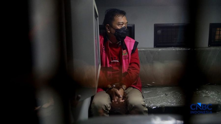 Don Ritto nampak mengenakan rompi merah muda dan dikawal petugas usai menjalani pemeriksaan dalam penyidikan dugaan tindak pidana pencucian uang (TPPU) di Gedung Utama Kejaksaan Agung (Kejagung) Jakarta, Jumat, (24/7/2026).