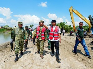 Gubernur Sulsel Bangun Tanggul 200 Meter di Sungai Rongkong demi Cegah Banjir